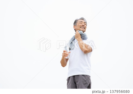 水分補給をする男性　ペットボトル 137956080