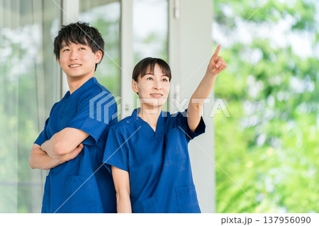 病院・施設の前にいるスクラブを着た医療従事者の男女スタッフ(医療,介護,福祉,看護) 病院・施設の前にいるスクラブを着た医療従事者の男女スタッフ(医療,介護,福祉,看護) 137956090