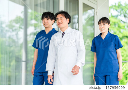 病院にいる医療スタッフ(医師・看護師・医療従事者・大学病院) 病院にいる医療スタッフ(医師・看護師・医療従事者・大学病院) 137956099
