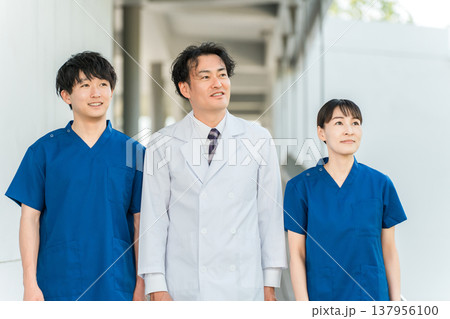 病院にいる医療スタッフ(医師・看護師・医療従事者・大学病院) 病院にいる医療スタッフ(医師・看護師・医療従事者・大学病院) 137956100