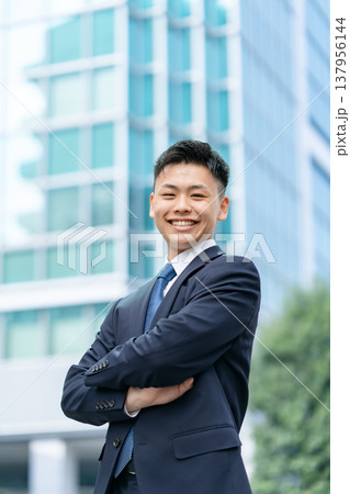 若い男性　ビジネス　ポートレート 137956144