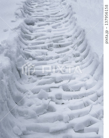 Car tracks in the snow Car tracks in the snow 137956158