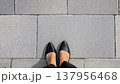 石畳の上に立つパンプスの足元とシンプルな街路 137956468