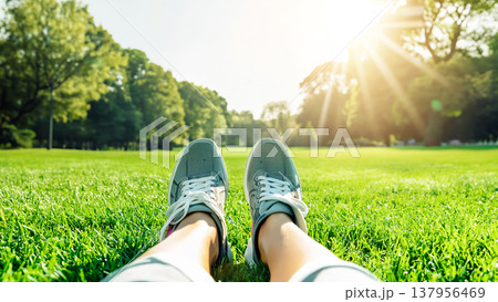 芝生に座るスニーカーの足元と公園の爽やかな光 芝生に座るスニーカーの足元と公園の爽やかな光 137956469