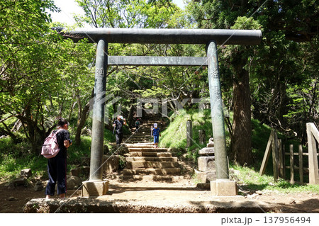 大山阿夫利神社参道の27丁目の銅鳥居 大山阿夫利神社参道の27丁目の銅鳥居 137956494