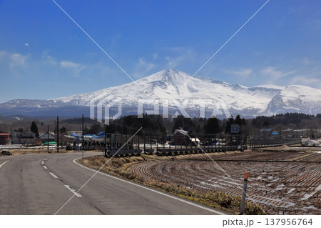 鳥海グリーンラインからの鳥海山 鳥海グリーンラインからの鳥海山 137956764