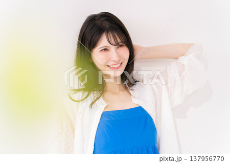 女性　笑顔　リゾート 137956770