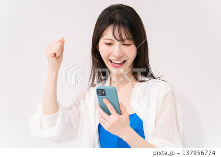 スマートフォンを持つ女性 スマートフォンを持つ女性 137956774