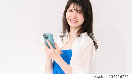 スマートフォンを持つ女性 スマートフォンを持つ女性 137956782