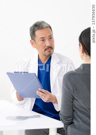 診察をする医師　美容医療 137956830