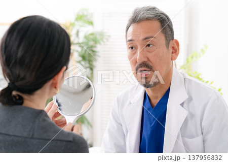 診察をする医師　美容医療 137956832