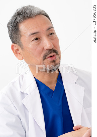 診察をする医師　美容医療 137956835