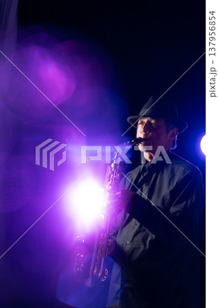 サックスを吹く男性 ライブ サックスを吹く男性 ライブ 137956854