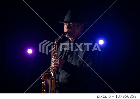 サックスを吹く男性　ライブ 137956858