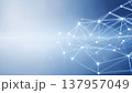 青いグラデーションに広がるネットワーク構造のデジタル背景 137957049
