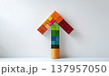 カラフルなブロックで構成された上向き矢印の成長と発展の象徴 137957050