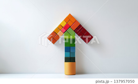 カラフルなブロックで構成された上向き矢印の成長と発展の象徴 137957050