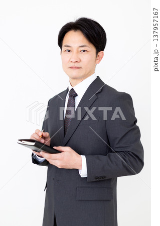 黒の手帳を持つミドル男性ビジネスマン 137957167