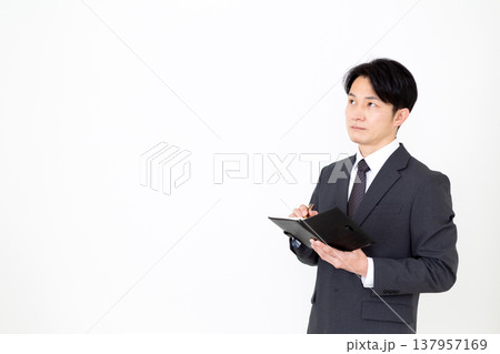 黒の手帳を持つミドル男性ビジネスマン 黒の手帳を持つミドル男性ビジネスマン 137957169
