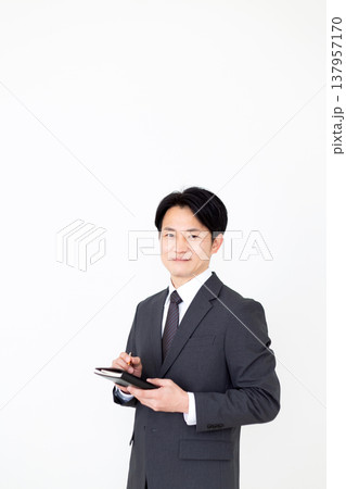 黒の手帳を持つミドル男性ビジネスマン 137957170