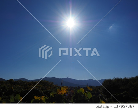 太陽と山の風景 太陽と山の風景 137957367