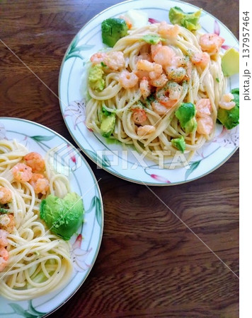 エビとアボカドのパスタ 2皿並んだおうちごはんの食卓風景 エビとアボカドのパスタ 2皿並んだおうちごはんの食卓風景 137957464