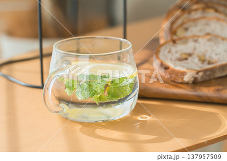 テーブルにあるフレーバーウォーター,レモン水と軽食のパン テーブルにあるフレーバーウォーター,レモン水と軽食のパン 137957509
