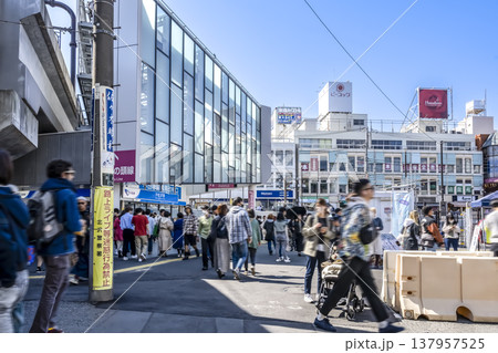 東京世田谷の都市風景　下北沢駅 137957525