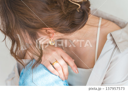 アクセサリー,ピアス,イヤリングをつける女性の横顔 137957573