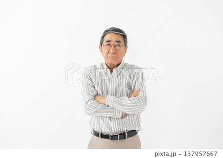 悩むシニア男性 悩むシニア男性 137957667