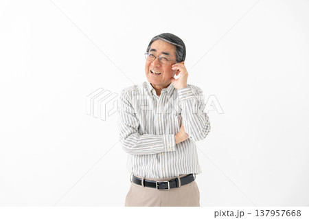 悩むシニア男性 悩むシニア男性 137957668
