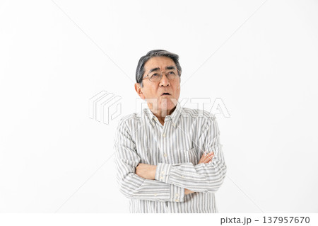 悩むシニア男性 悩むシニア男性 137957670