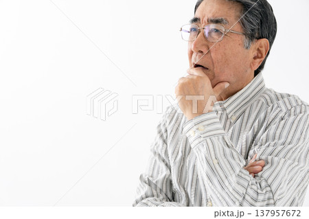 悩むシニア男性 悩むシニア男性 137957672