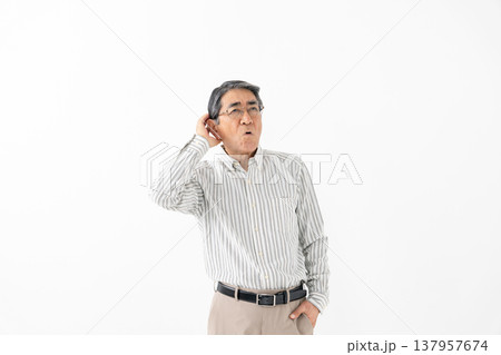 悩むシニア男性 137957674