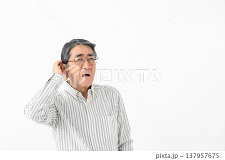 悩むシニア男性 悩むシニア男性 137957675