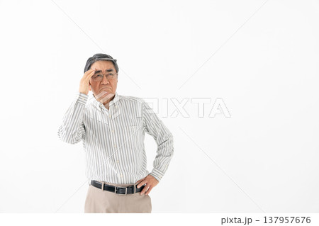 悩むシニア男性 137957676