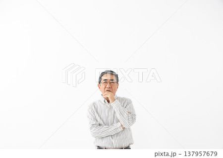 悩むシニア男性 137957679