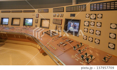 原子力発電所の中央制御室の操作卓 137957709