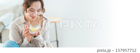 デトックスウォーター,レモン水,ミント水を飲む女性 デトックスウォーター,レモン水,ミント水を飲む女性 137957712