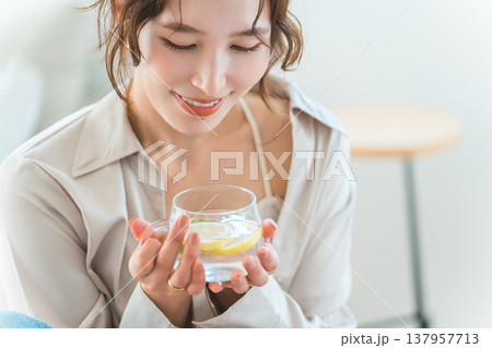デトックスウォーター,レモン水,ミント水を飲む女性 デトックスウォーター,レモン水,ミント水を飲む女性 137957713