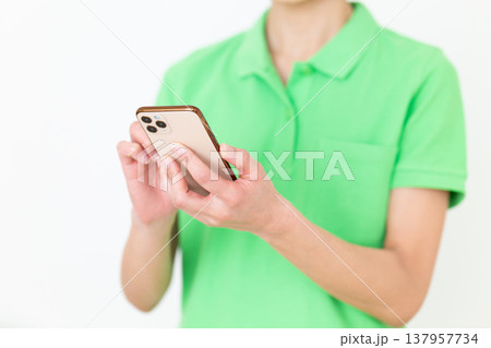 スマートフォンを持つミドル女性の介護福祉士 137957734