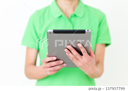 タブレットを持つミドル女性の介護福祉士 137957799