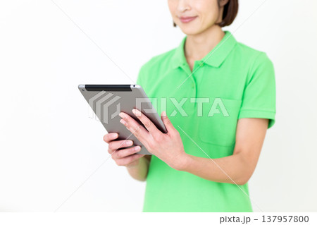タブレットを持つミドル女性の介護福祉士 137957800