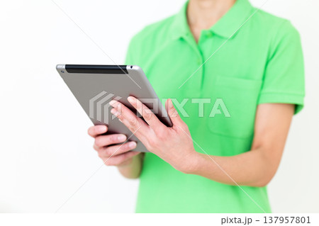 タブレットを持つミドル女性の介護福祉士 137957801