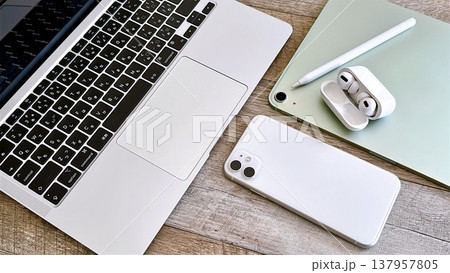 デジタルデバイス モバイル端末 俯瞰 デジタルデバイス モバイル端末 俯瞰 137957805