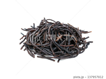 水に浸けてもどした肉厚の長ひじき【白背景・切り抜き】 137957812
