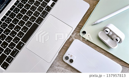 デジタルデバイス　モバイル端末　俯瞰 137957813