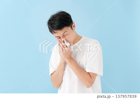 男性　鼻水　アレルギー 137957839