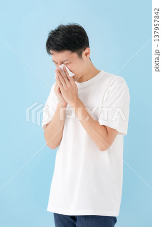男性　鼻水　アレルギー 137957842