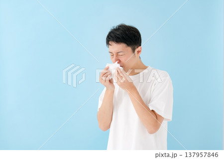 男性　鼻水　アレルギー 137957846